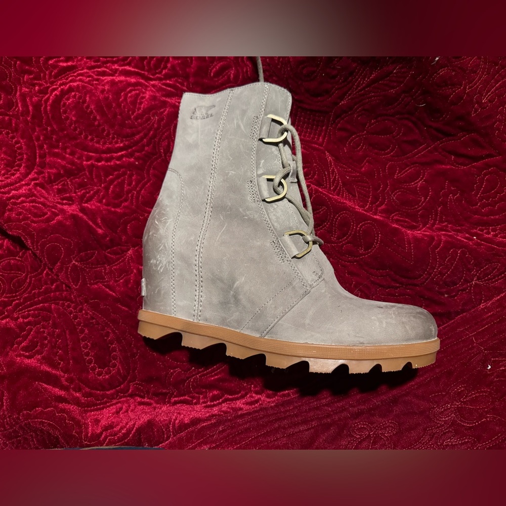 Woman’s 10.5 Sorel Joan of Arctic Wedge ll